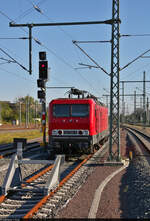 143 020-6 ist in Halle(Saale)Hbf auf Gleis 150 abgestellt und wurde zwischen Masten und Prellbock eingepasst.