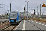 Mit Halt erwarten verlässt 642 300-7 (Siemens Desiro Classic), auch bekannt als VT 1.0/1.5-ETCS, Halle(Saale)Hbf auf Gleis 12 – hier im Nachschuss festgehalten.