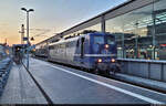 151 123-7 wartet zu abendlicher Stunde auf Gleis 1 in Halle(Saale)Hbf und bricht gleich gen Süden auf.