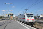 DB 146 565-7 mit dem IC 2038 von Leipzig Hbf nach Emden Hbf, am 24.08.2022 in Halle (S) Hbf.