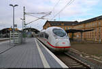 407 515-6 (Tz 715 | Siemens Velaro D) bei einem längeren Halt ohne Fahrgäste in Halle(Saale)Hbf auf Gleis 7.