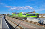 Der eine geht, der andere kommt: Flixtrain-Treffen in Halle(Saale)Hbf auf Bahnsteig 6/7. Während 6193 443-9 (Siemens Vectron) pünktlich abfährt, trifft gegenüber der verspätete Gegenzug ein.

🧰 ELL Austria GmbH (European Locomotive Leasing), vermietet an die Netzwerkbahn Sachsen GmbH (NeS) für Flixtrain GmbH
🚝 FLX 1245 (FLX10) Berlin Hbf–Freiburg(Breisgau) Hbf
🕓 2.2.2025 | 12:44 Uhr
