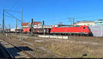 Auf geht's für 185 283-9 und ihren gemischten Anhang aus der Zugbildungsanlage (ZBA) Halle (Saale) in südlicher Richtung. Dabei passiert der Zug die Bahnsteige der Ostseite von Halle(Saale)Hbf, von denen das Foto entstand.

🧰 DB Cargo
🕓 28.3.2025 | 14:47 Uhr