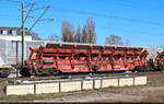 Vierachsiger Schräglader-Flachwagen für den Transport von Großblechen mit der Bezeichnung  Slps-u<sup>725</sup>  (31 80 4726 004-3 D-DB), eingereiht in einem EZ mit 185 279-7, der in die Zugbildungsanlage (ZBA) Halle (Saale) einfährt und vom Bahnsteig 12/13 in Halle(Saale)Hbf dokumentiert wurde.

🧰 DB Cargo
🕓 28.3.2025 | 15:03 Uhr