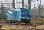 248 049-9 (Siemens Vectron Dual Mode) rangiert bei der Zugbildungsanlage (ZBA) Halle (Saale) und wurde von Bahnsteig 8/9 in Halle(Saale)Hbf beobachtet.

🧰 RIVE Rail Leasing Limited (RRL), eingestellt bei der northrail GmbH, vermietet an die Schienen Komplex Logistik Magdeburg GmbH & Co. KG (SKL)
🕓 29.3.2025 | 17:35 Uhr