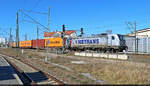 187 508-7 befördert Container östlich der Bahnsteige von Halle(Saale)Hbf in südlicher Richtung.

🧰 Akiem S.A.S., vermietet an die METRANS Rail (Deutschland) GmbH (METRANS Rail s.r.o.)
🕓 4.4.2025 | 14:13 Uhr