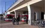 Unter der Bahnbr�cke - 

... befindet sich eine der beiden Stra�enbahnhaltestellen am Hauptbahnhof von Halle. Die andere findet sich am Westausgang des Bahnhofes.

Einst lag die Stra�enbahnhaltestelle zwischen den Gleisen direkt am Empfangsgeb�ude. Nach autogerechten Umbaus des Riebeckplatzes, damals Th�lmannplatz, 1967 wurden die Stra�enbahnhaltestelle dorthin verschoben auf der Ebene des Kreisverkehrs mit weiten Wegen zum Hauptbahnhof. Erst in den 2000er Jahren wurden die Stra�enbahngleise im Riebeckplatz tiefer gelegt und auch die neue Haltestelle unter den Bahngleisen mit direkten Zug�ngen zu den DB-Bahnsteigen auf dieser Seite entstand. Auch die zweite Haltestelle am Westausgang f�r die Linien 2 und 6 wurde damals durch eine Streckenverlegung geschaffen.

22.04.2026 (M)
