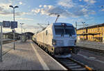 Da hat sich ordentlich Versp�tung aufgebaut: 7193 604-4 (Siemens Vectron) beschleunigt 3,5 Stunden sp�ter als geplant aus Halle(Saale)Hbf abweichend auf Gleis 5. Hinter ihr l�uft noch 7193 602-8 kalt mit. Ob sie der Ausl�ser f�r die Verz�gerung war, kann nur gemutma�t werden.

🧰 ELL Austria GmbH (European Locomotive Leasing), vermietet an die Netzwerkbahn Sachsen GmbH (NeS) f�r Flixtrain GmbH
🚝 FLX 1249 (FLX 10) Berlin Hbf–Stuttgart Hbf [+210]
🕓 26.6.2025 | 20:16 Uhr