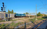 Die moderne Harzer Hexe fliegt nicht mehr auf dem Besen, sondern f�hrt Zweikraftlok.
2159 453-0  ZUGkunfts-Region HARZ  (Stadler Eurodual) �berraschend mit leeren Faccns bei der Einfahrt in die Zugbildungsanlage (ZBA) Halle (Saale) in n�rdlicher Richtung, gesehen vom Bahnsteig an Gleis 13 in Halle(Saale)Hbf.

🧰 e.g.o.o. Eisenbahngesellschaft Ostfriesland-Oldenburg mbH
🕓 23.7.2025 | 19:54 Uhr
