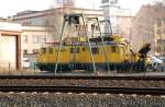 Um was genau handelt es sich hier? Diese Baumaschine habe ich am 04.04.09 vom letzten Bahnsteig in Halle(S) fotografiert.
