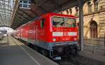 143 903 steht am 13.04.10 frisch lackiert mit einer RB im Hbf Halle(S).