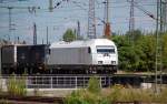 223 141 der e.g.o.o. zieht am 18.07.10 einen kurzen Containerzug aus dem Rbf Halle(S) Richtung Weimar. Fotografiert vom Hbf aus.