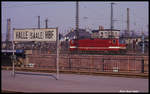 243240 fährt solo am 18.3.1990 durch den HBF Halle an der Saale.