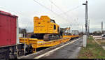 Eingereiht in einem Bauzug mit 202 743-1 (112 743-0 | 110 743-2 | DR V 100.1) sind zwei Flachwagen der Gattung  Samms 710  (31 80 4863 806-4 D-WSG) und  Res  (33 80 3998 031-7 D-WSG), beladen u.a. mit einer Kettenbohrramme Delmag G42 B der Schweizer Firma Furrer+Frey.
Das Gespann parkt im Bahnhof Halle-Nietleben auf Gleis 1, wo normalerweise die S-Bahnen fahren.

🧰 Furrer+Frey Deutschland GmbH (Furrer+Frey AG)
🚩 Bahnstrecke Merseburg–Halle-Nietleben (KBS 588)
🕓 22.1.2021 | 11:49 Uhr

(Smartphone-Aufnahme)