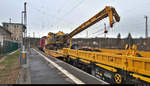 Kettenbohrramme Delmag G42 B der Furrer+Frey AG ist in einem kurzen Bauzug mit 202 743-1 (112 743-0 | 110 743-2 | DR V 100.1) im Bahnhof Halle-Nietleben auf Gleis 1 abgestellt. Da die Firma sich auf den Bau von Fahrleitungen spezialisiert, dürfte die Ramme für die Gründung von Oberleitungsmasten zum Einsatz kommen.

🧰 Furrer+Frey Deutschland GmbH (Furrer+Frey AG)
🚩 Bahnstrecke Merseburg–Halle-Nietleben (KBS 588)
🕓 22.1.2021 | 11:51 Uhr

(Smartphone-Aufnahme)