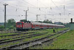 Nicht schlecht gestaunt wurde am Rande des Bahnhofs Halle-Nietleben, als sich eine Schlange von sechs ex DR-Dostos, drei Dostos der 3. Generation sowie zwei 143ern (143 348-1 und 143 591-6) abgestellt hatte. Am nächsten Tag ging es als Fußball-Sonderzug von Leipzig Hbf nach Berlin-Spandau. Es ist damit der erste Zug abseits der S-Bahn, der sich nach den Bauarbeiten im vergangenen Jahr hierher begeben hat.
Die Aufnahme entstand bei dunklen Gewitterwolken vorm Zaun der Heidestraße.

🧰 DB Regio Südost
🕓 20.5.2022 | 18:49 Uhr