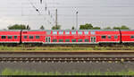 Einer von sechs ex DR-Doppelstockwagen mit der Bezeichnung  DBuza <sup>747.4</sup>  (50 80 25-33 050-9 D-DB), der als Teil eines Fußball-Sonderzugs im Bahnhof Halle-Nietleben eine Nacht lang verweilte.
Aufgenommen vom Bahnsteig.

🧰 DB Regio Südost
🕓 20.5.2022 | 19:01 Uhr