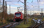 Kesselzug nach Halle-Nietleben

Passt gerade so: 143 020-6 und 143 841-5  Mathias  müssen bis zum Schutzhalt-Signal vorziehen, um auf ein anderes Gleis zu rangieren und wieder Richtung Halle(Saale)Hbf zu fahren. Die abgelieferten Kesselwagen bleiben vorerst hier.
Beobachtet hinter einem Zaun an der Heidestraße.

🧰 Salzland Rail Service GmbH (SRS) | DB Gebrauchtzug (DB Regio Südost), vermietet an die Salzland Rail Service GmbH (SRS)
🕓 9.12.2023 | 14:02 Uhr