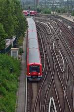 Blick auf einen Vollzug der Br 474 in Hamburg Altona. Er wird in Kürze im S-Bahn Tunnel verschwinden.

Hamburg 26.07.2021