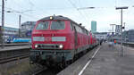 DB 218 366-3 steht mit einer weiteren 218 in Hamburg-Altona zur Fahrt mit einem IC nach Westerland(Sylt). (03.12.2020)