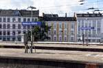 HAMBURG, 20.09.2022, Blick über die Bahnsteige des Bahnhofs Hamburg-Altona und  auf die Wohnhäuser an der Scheel-Plessen-Straße
