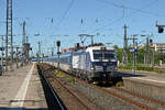 384 014 erreicht mit ihrem RJ 382 am 23.06.26 den Bahnhof Hamburg-Altona. Ein DSB-Vectron wird den Zug weiter nach Koebenhavn weiter bef�rdern.