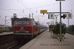 218113 fährt am 9.6.1988 um 16.23 Uhr mit einem Personenzug aus Westerland in Hamburg Altona ein.