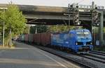 Mit einem Containerzug ist die Siemens Smartron E 192 001 am 22.08.2019 in Hamburg-Harburg in Richtung Hafen unterwegs