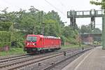 Als Lokzug aus dem Hamburger Hafen fuhr am veregneten Nachmittag des 06.07.2019 die 187 102 durch den Bahnhof von Hamburg Harburg in Richtung Maschen.