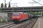 Mit einem Kesselzug aus dem Hafen fuhr am Abend des 18.07.2019 die 152 064-2 durch den Bahnhof von Hamburg Harburg in Richtung Rangierbahnhof Maschen.