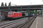Mit einem Containerzug aus dem Hafen fuhr am Abend des 18.07.2019 die DBC/MEG 145 043-6 durch den Bahnhof von Hamburg Harburg in Richtung Rangierbahnhof Maschen.