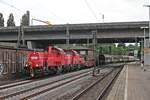 Durchfahrt am Abend des 18.07.2019 von 261 035-0 zusammen mit 261 049-1 und einem gemischten Güterzug durch den Bahnhof von Hamburg Harburg in Richtung Rangierbahnhof Maschen.