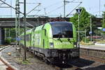Flixtrain mit dem MRCE Taurus  ES 64 U2-015  (NVR:  91 80 6182 515-7 D-DISPO ) mit dem FLX 1805 nach Stuttgart Hbf. bei der Einfahrt Bahnhof Hamburg Harburg am 22.05.23