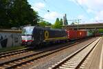 BEACON Rail Siemens Vectron 193 856-2 mit Containerzug in Hamburg Harburg am 18.07.25 vom Bahnsteig aus fotografiert
