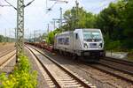 HHLA Metrans Bombardier Traxx 187 513-7 in Hamburg Harburg mit Containerzug am 18.07.25