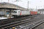 AKIEM 186023 kommt hier am 13.2.2026 um 13.04 Uhr mit einem Containerzug aus dem Hafengebiet in Hamburg und erreicht hier den Bahnhof Hamburg-Harburg.