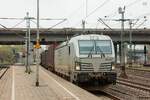 193 481 akiem  green cargo  mit Containerzug in Hamburg Harburg, April 2026.