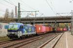 383 425  modility  mit Containerzug in Hamburg Harburg, April 2026.