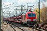 DB 249 078 mit Autotransportzug in Hamburg Harburg, April 2026.
Mit Tele vom Ende des Bahnsteiges fotografiert.
