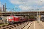 DB 249 046 mit leeren Autotransportzug in Hamburg Harburg, April 2026.
Mit Tele vom Ende des Bahnsteiges fotografiert.
