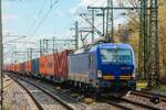 193 878/X4 E-878 Beacon mit Containerzug in Hamburg Harburg, April 2026.
