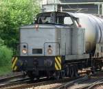 Privatbahn V60 fhrt mit Kesselwagen durch Hamburg-Harburg.