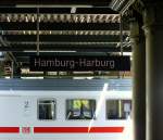 Alt und Neu im Bahnhof Hamburg-Harburg.