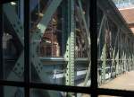 Filigran: Eisenkonstruktion der Fugngerbrcke ber die Gleise zum Inselbahnsteig in Hamburg-Harburg.