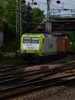 CAPTRAIN 145 095-6 mit einem Kastelzug aus Richtung Hafen kommend in den Harburger Bahnhof einfahrend.