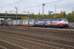 BR 189: Die POZNAN E 189-213 mit Werbeanstrich beim Passieren des Bahnhofs HAMBURG HARBURG am 13. Oktober 2015. 
Foto: Walter Ruetsch