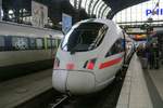 411 053 (Tz 1153  Ilmenau ) als ICE 1515 (Linie 28) von Hamburg-Altona nach München Hbf steht in Hamburg Hbf bereit.