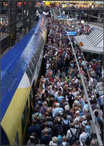 Hamburg: Immer viel los im Hauptbahnhof -    Da fragt man sich wie die ganze Menschenmenge überhaupt in den Zug passen soll.