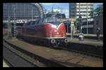 V 200033 spannt hier am 23.5.1997 im HBF Hamburg vor einen Sonderzug.