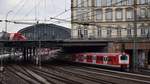 Ein 472 verlässt den Hamburger Hbf stadtauswärts.